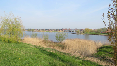 844067 Gezicht over de grote waterpartij aan de zuidzijde van de wijk Veldhuizen te De Meern (gemeente Utrecht), vanuit ...